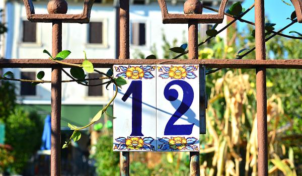 Oraşul din România unde se dau amenzi usturătoare dacă localnicii nu au afişat vizibil numărul casei