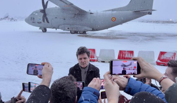 Imagini cu Nicuşor Dan, blocat de 12 ore pe aeroport, în Paris: "Spartanul e izolat în zbor"