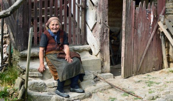 Primele pensii în euro plătite sub pază, în Bulgaria. Oamenii sunt zăpăciţi de trecerea la moneda europeană