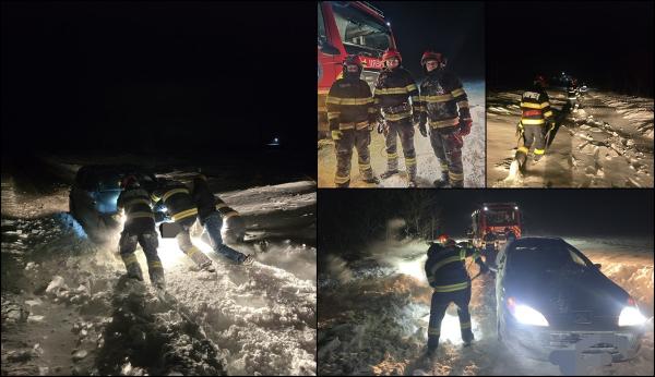 Zece persoane, printre care trei copii, blocate cu maşina în zăpadă, în Botoşani. Au intervenit pompierii
