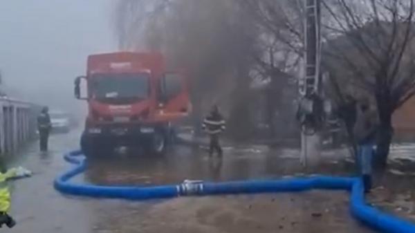Două cartiere din Târgu Jiu au rămas fără apă potabilă după ce canalizarea a refulat din cauza inundaţiilor