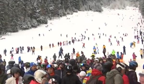 Stațiunile montane, luate cu asalt după vacanță. Cât costă o zi pe pârtie la Poiana Braşov