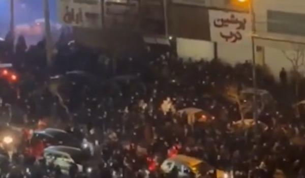 Proteste tot mai violente în Iran. Manifestanții cer sfârșitul Republicii Islamice: "Moarte dictatorului"