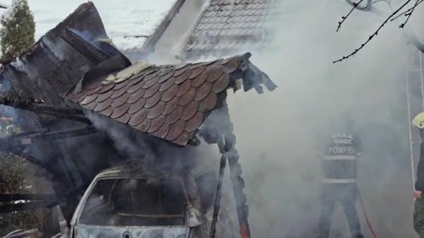 Maşină cuprinsă de flăcări în curtea unei case din Timiş. Trei persoane la spital