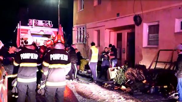 Incendiu de groază într-un bloc din Cisnădie. Zeci de locatari evacuaţi: "Era fum. Am luat pisica şi am ieşit"