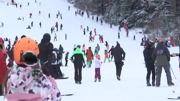 Vacanța s-a încheiat, dar pârtiile sunt arhipline. Cât costă un abonament de ski