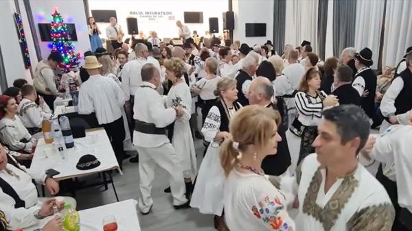 Balul Însuraților, tradiţie păstrată încă vie în Mureş: "Se joacă până dimineața la cinci, la şase"