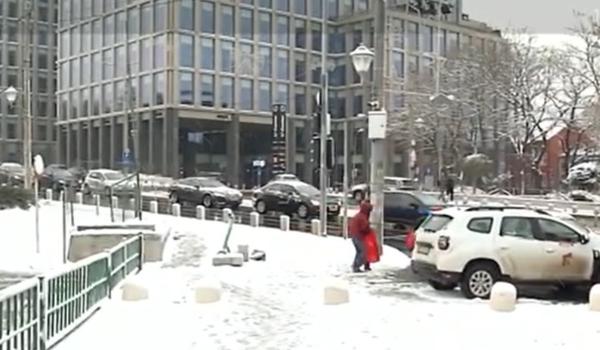 Capitala, sub mormane de zăpadă. Duminica a început pentru bucureșteni cu lopata sau cu sania