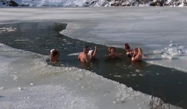Au sfidat gerul și frica: Baie la copcă, la -6 °C, lângă Timișoara. "E un act de disciplină"
