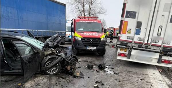 Accident cu 2 TIR-uri, o maşină şi un microbuz în Suceava. Au intervenit pompierii de la descarcerare