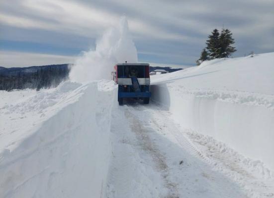 Localitatea din România unde troienele au trecut de un metru