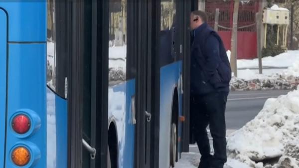 Bărbatul mort în autobuz, sacrificat de călători. S-au temut că întârzie acasă dacă sună la 112