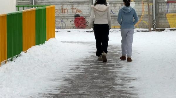 Şcoli închise din cauza gerului: 2.200 de elevi au trecut în online, iar 100 sunt din nou "în vacanţă"