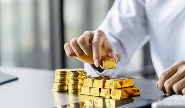 Românii care au investit în aur au dat lovitura. Gramul a ajuns la cea mai mare valoare din istorie