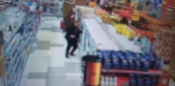 Cum a furat un bărbat cinci iPhone-uri dintr-un magazin, în văzul tuturor. Imaginile surprinse de camere