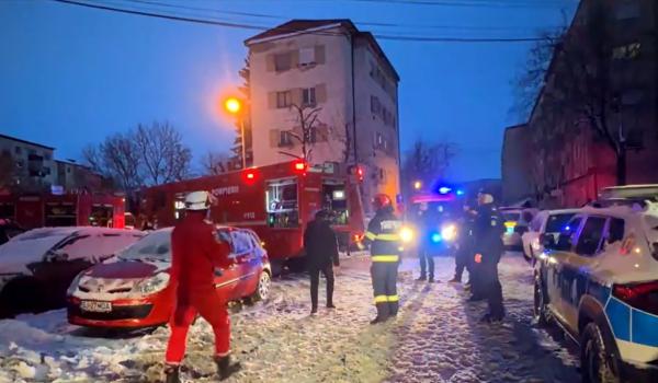 Explozie într-un bloc din Zalău, provocată de o butelie. Un rănit grav, zeci de persoane evacuate