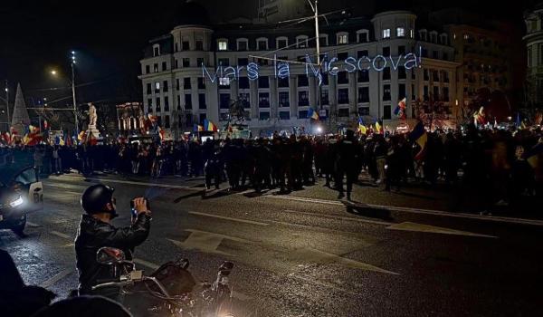 Mesajul "Marş la Moscova", proiectat pe clădiri din Piaţa Universităţii la protestul faţă de legea Vexler