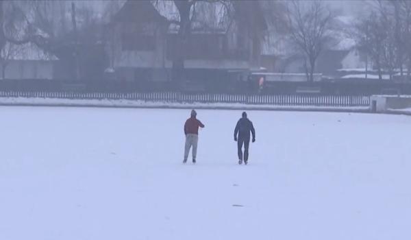Lacul din Brașov care a devenit patinoar natural: Toată această gheață poate ceda sub ei