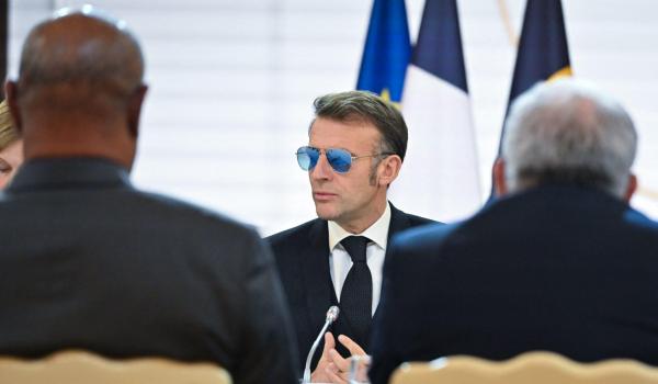 Apariţie inedită a lui Emmanuel Macron. Preşedintele a participat la o şedinţă cu ochelarii de soare la ochi