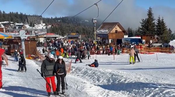 Staţiunea care a adunat sute de turişti în această perioadă. Stratul de zăpadă depăşeşte 60 de centimetri