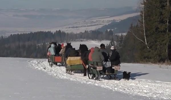 Cum petrec turiștii iarna în Harghita, la -20 de grade: plimbări cu sania, gulaș și pâine ardelenească