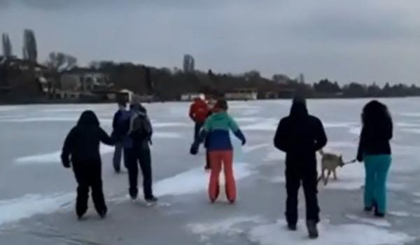 ANIMAŢIE. Lacurile îngheţate, pericol mortal. Gheaţa este tot mai subţire în centru
