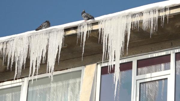 Cine plătește și ce trebuie să faci ca să fii despăgubit dacă zăpada căzută de pe acoperiş ți-a avariat mașina