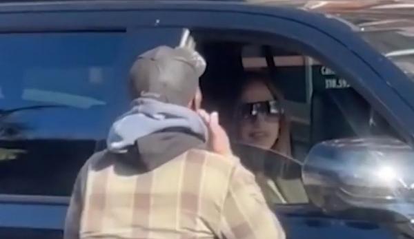 Jennifer Lopez, surprinsă de paparazzi când îi oferea bani unui cerșetor