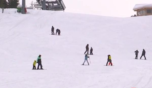 Pârtiile, pregătite pentru distracţie. Turiştii sunt aşteptaţi cu preţuri pentru toate buzunarele