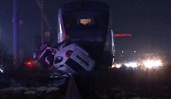 Momentul în care un tren spulberă un Logan în Chiajna. Şoferul pierduse controlul volanului şi a ajuns pe şine