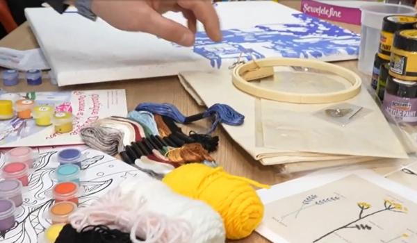 Pictură pe numere şi hobby-uri "de bunici". Ce activităţi fac parte din reţeta de detox digital a românilor