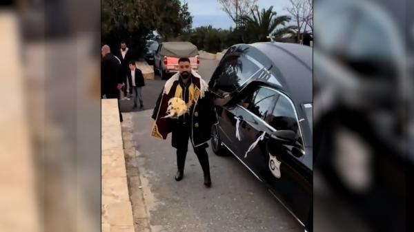 Mirele care a șocat toți invitații. A venit la nuntă cu o mașină funerară