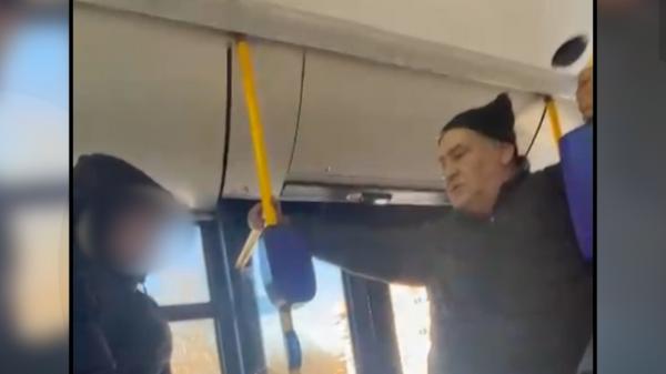 Momentul în care un individ agresează un grup de copii într-un autobuz din Piteşti