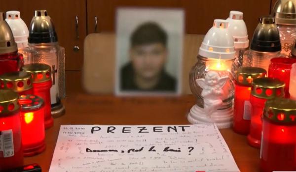 Lumânări şi mesaje de adio pe banca elevului din Timiş ucis de colegii minori