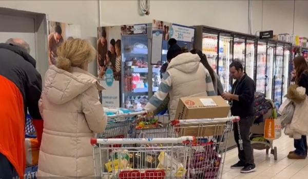 Produsele care dispar cel mai repede din supermarketuri. Au reduceri şi de 90%
