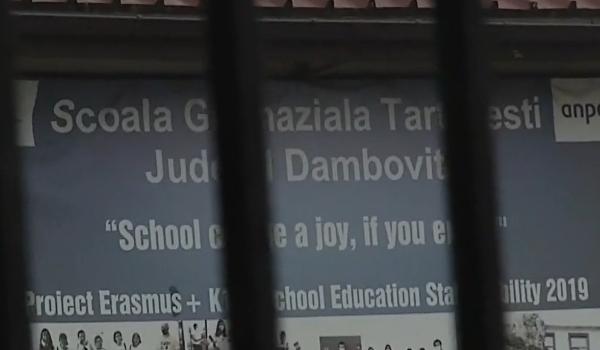 Un elev de clasa a doua îşi ţine colegii în teroare şi îi ameninţă cu moartea. Reacţia tatălui