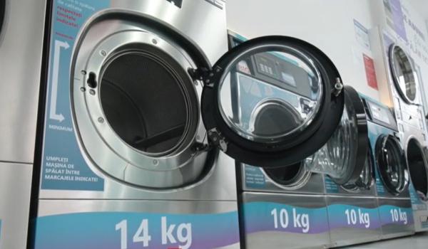 Spălătoriile de haine self-service, tot mai populare în România. Cât costă o spălare