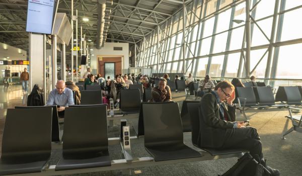 Reguli noi pentru zboruri în UE. Despăgubiri de până la 600 € pentru întârzieri de peste trei ore