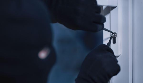 Cinci spargeri într-o singură noapte, în Galați. Hoții au încercat să forțeze yala cu bormașina