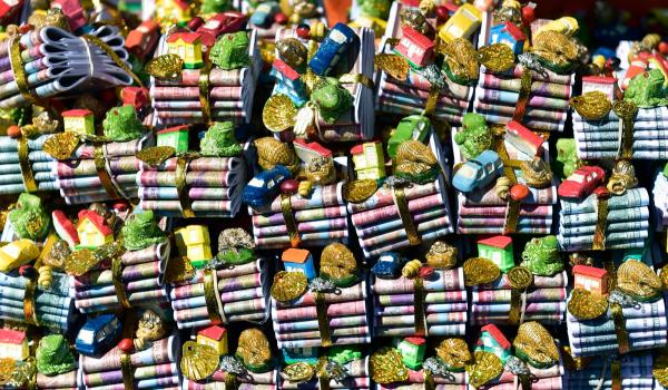 Tradiţie şi speranţă în Bolivia. Târgul Alasita, unde dorinţele prind formă în miniaturi aducătoare de noroc