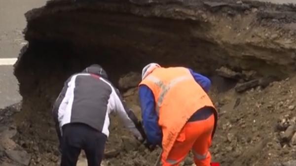Cum s-a produs accidentul din Brăila, unde un autobuz a căzut într-un crater uriaş. Problemele erau cunoscute