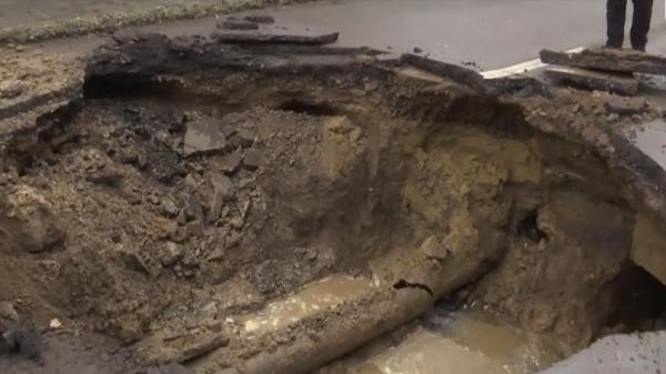 S-a "topit" şoseaua sub un autobuz cu călători, în Brăila. Vehiculul a rămas suspendat