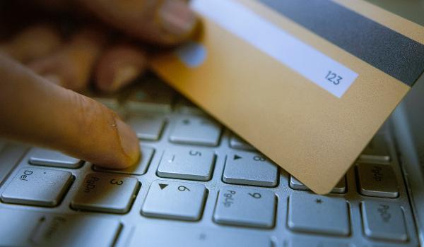 Ai comandat online și n-a venit nimic? Cum recunoști magazinele fantomă și ce trebuie să faci