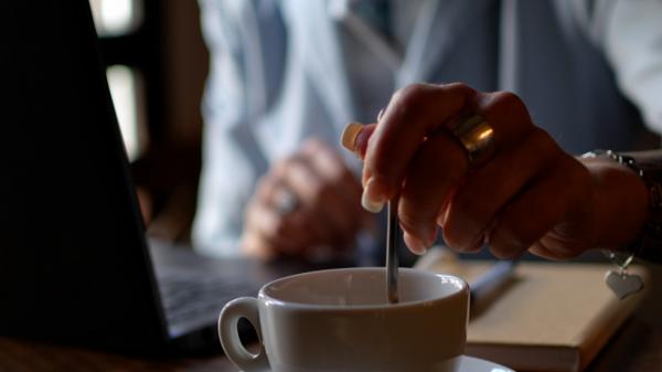 Cât muncim pentru o cafea. Bucureștiul, printre cele mai scumpe capitale europene