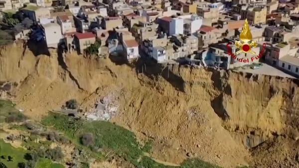 Italia declară stare de urgenţă şi evacuează 1.500 de oameni din Sicilia după o alunecare de teren de 4 km