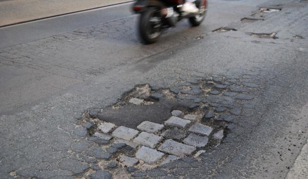 Gropi uriaşe pe străzile din Bucureşti, după ger şi zăpezi. Şoferii ghinionişti suferă pagube de mii de lei