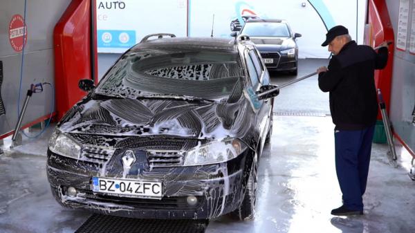 Cât costă o "şedinţă" la spălătoriile auto în comparaţie cu cele self service