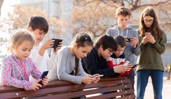 Cum îți afectează ecranul telefonului copilul. Comportamentele care apar fără să-ți dai seama