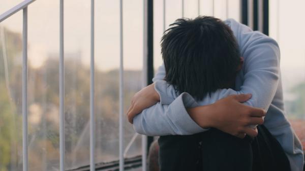 Elevul din Oradea care s-a aruncat de la etajul 8 era copleşit de certurile dintre părinţi