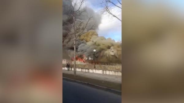 Alertă în Reşiţa, după ce un incendiu violent a izbucnit la un depozit din centrul oraşului